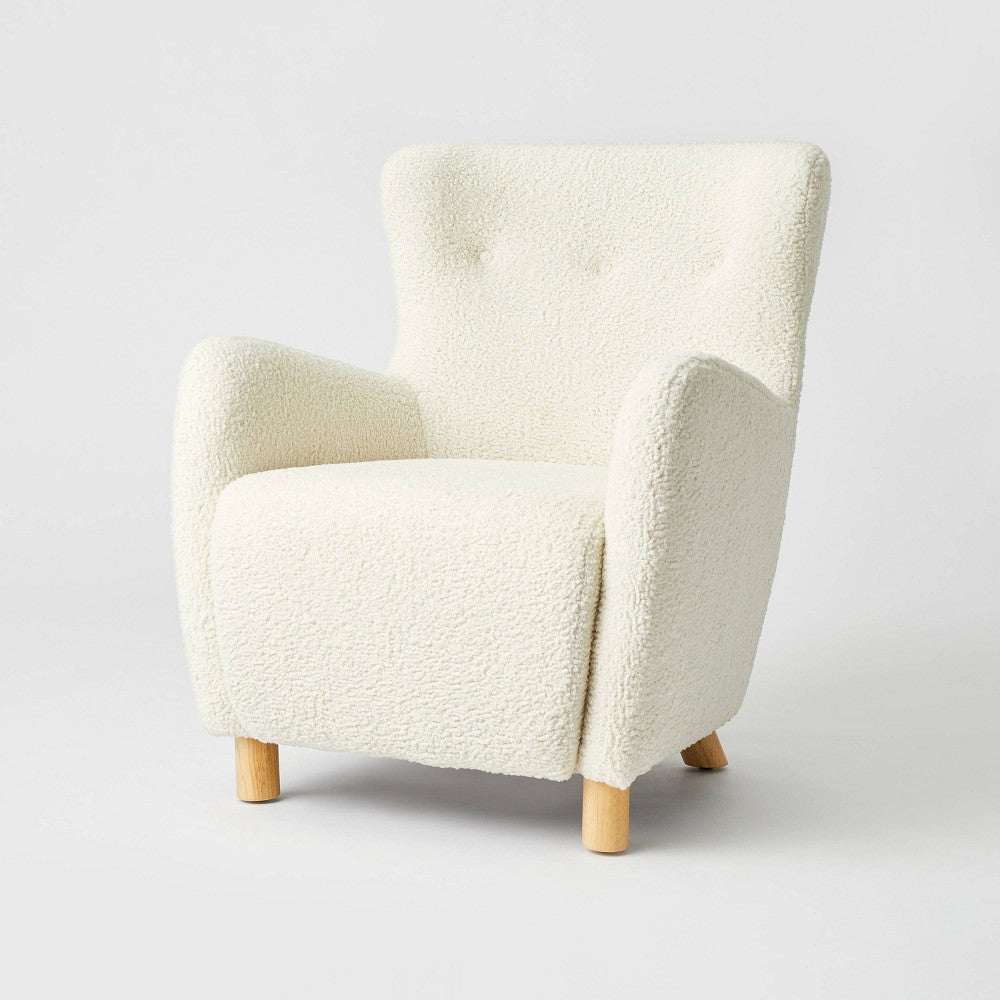 Butaca color Crema: tela y patas de madera -Kessler Wingback - Threshold™ designed with Studio McGee